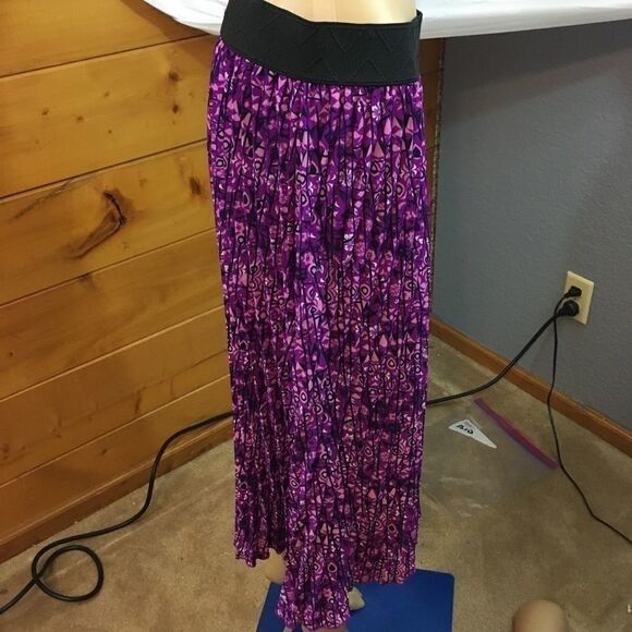 LuLaRoe M Skirt Purple Pleated NWOT - Picture 2 of 3